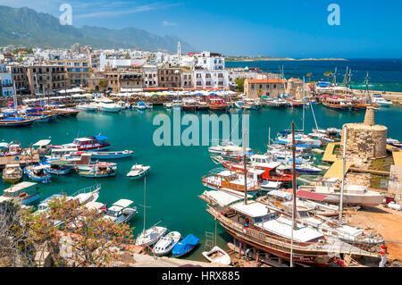 KYRENIA, Chypre - avril 26, 2014 - Vue d'un port historique et une partie de la vieille ville depuis le toit de château médiéval. Banque D'Images