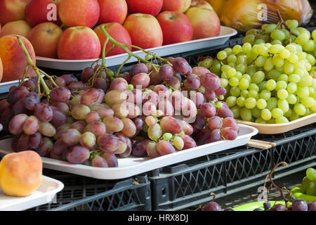 Greengrocery avec les fruits et légumes frais en été 24 Banque D'Images