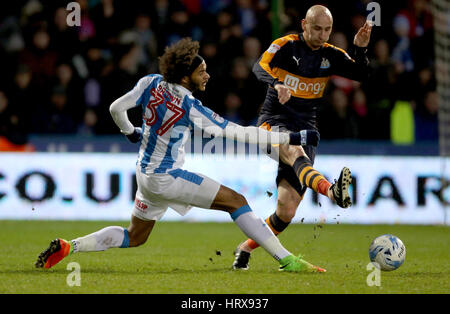 Huddersfield Town's Isaïe défis brun du Newcastle United Jonjo Shelvey pendant le ciel parier match de championnat à la John Smith's Stadium, Huddersfield. Banque D'Images