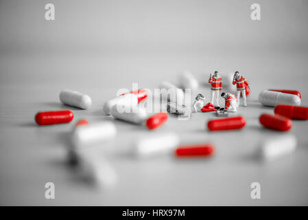 L'équipe de sauvetage pour prodiguer les premiers soins. Overdose concept. Banque D'Images