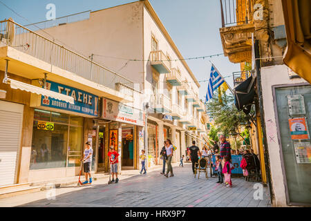 NICOSIA - AVRIL 13 : la rue Ledra, une importante rue commerçante dans le centre de Nicosie, le 13 avril 2015 Banque D'Images