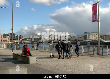 Glasgow Clyde walkway street life cityscape Banque D'Images
