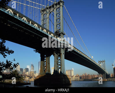 Pont de Manhattan contre un ciel bleu clair. Banque D'Images