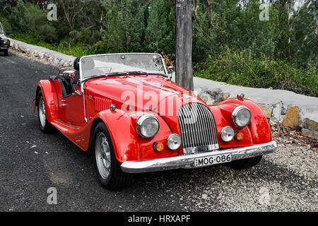 Trois quart avant de voir un rouge 1986 Morgan Plus 8. Banque D'Images