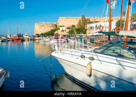 Bateaux et yachts dans un port de Kyrenia (Girne), Chypre. Banque D'Images