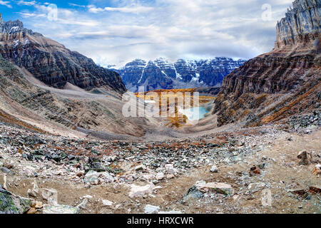 Randonnée panoramique au sommet vue col Sentinel près de Lake Louise, dans le parc national Banff, Alberta, mélèzes d'or montrant et enneigée de vallée de dix Pe Banque D'Images