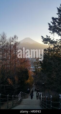 Vue du Mont Fuji au coucher du soleil d'Chureito pagode à Fujiyoshida, Yamanashi après avoir gravi 400 marches. Banque D'Images