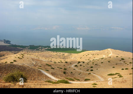 Rive du lac de Tibériade, les pentes du plateau du Golan en Israël Banque D'Images