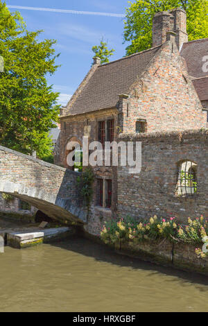 Célèbre Pont Bonifacius St médiéval dans le centre historique de Bruges.(Belgique). Verticalement. Banque D'Images