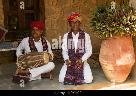 Manvar Resort Jaisalmer Jodhpur sur l'autoroute a de grands objets, jouets, musiciens Banque D'Images