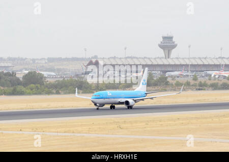 Avion Boeing 737 de KLM Royal Dutch Airlines, est prêt à décoller de Madrid - Barajas, Adolfo Suarez l'aéroport. Nuageux jour de l'été. Banque D'Images