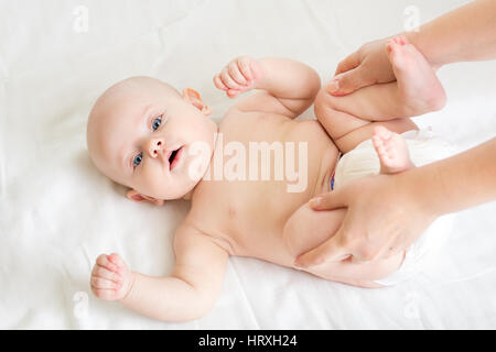 Massage pour bébé. Mère doing gymnastics kid. Banque D'Images