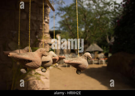 Manvar Resort Jaisalmer Jodhpur sur l'autoroute a de grands objets, jouets, musiciens Banque D'Images