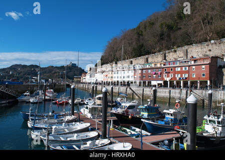 Espagne : bateaux du port et vue sur l'horizon sur le front de mer de Donostia San Sebastian, la ville côtière sur le golfe de Gascogne Banque D'Images