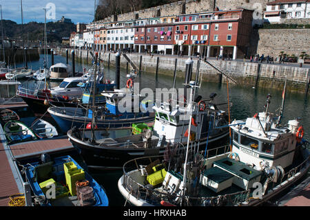 Espagne : bateaux du port et vue sur l'horizon sur le front de mer de Donostia San Sebastian, la ville côtière sur le golfe de Gascogne Banque D'Images