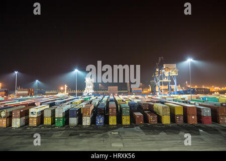 Les conteneurs et le trafic arrivimg et quitter le terminal à conteneurs de Grangemouth Banque D'Images