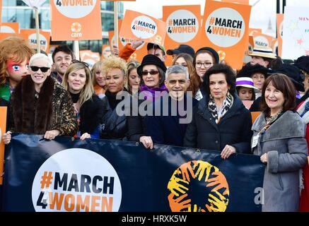 Annie Lennox, Emeli sande, Maire de Londres Sadiq Khan et Bianca Jagger, au début de l'événement Mars4Femmes à Londres, avant de la Journée internationale de la femme. Banque D'Images