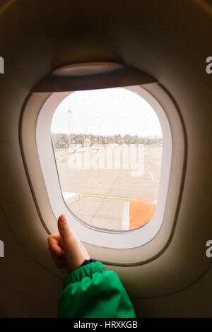 Sept ans sur un vol Easy Jet, l'aéroport de Gatwick, Angleterre, Royaume-Uni. Banque D'Images