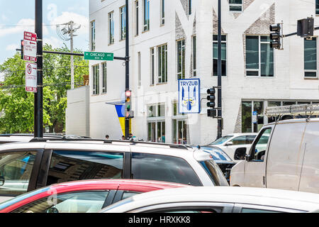 Chicago, USA - 29 mai 2016 : Street sign in Ukrainian village avec restaurant Tryzub et voitures Banque D'Images