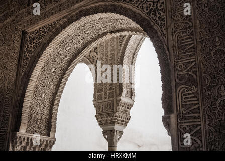 GRANADA, ESPAGNE - 10 février 2015 : Une vue rapprochée de la calligraphie décorée de détails une arche au palace de l'Alhambra, Grenade, Andalousie, espagne. Banque D'Images