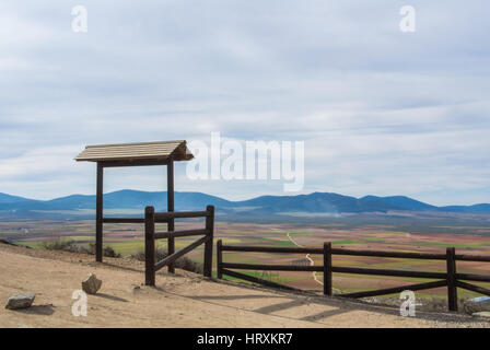 Vue de l'observation 24 avec clôture afin de champs, de fermes et de montagnes près de Consuegra ville au printemps jour nuageux. Banque D'Images
