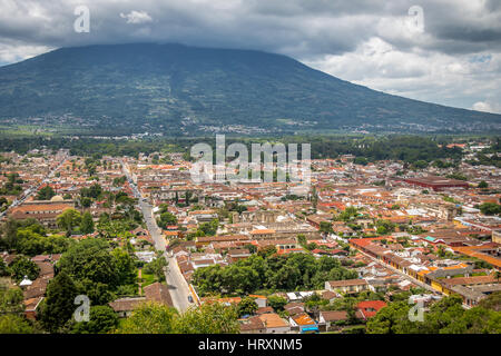 Vue sur la ville d'Antigua au Guatemala du Cerro de la Cruz avec volcan Agua en arrière-plan Banque D'Images