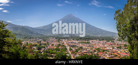 Vue panoramique vue aérienne de Antigua Guatemala volcan Agua avec en arrière-plan Banque D'Images