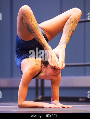 4 mars 2017 : un yogi participe au concours USA Yoga au Arnold Sports Festival. Columbus, Ohio, États-Unis. Brent Clark/Alamy Live News Banque D'Images