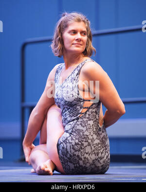 4 mars 2017 : un yogi participe au concours USA Yoga au Arnold Sports Festival. Columbus, Ohio, États-Unis. Brent Clark/Alamy Live News Banque D'Images