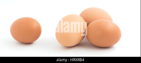 Quatre œufs de poule brun isolé sur blanc. Banque D'Images