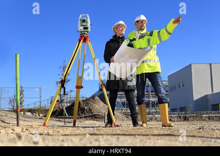 Un architecte et arpenteur des femmes sur un site de construction Banque D'Images