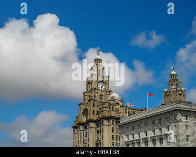 Drapeaux Liver Building Liverpool Banque D'Images