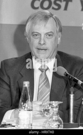 Rt. L'honorable M. Christopher Patten, président du parti conservateur, assiste à une conférence de presse à Londres, Angleterre le 10 avril 1991. Il est plus tard devenu le dernier gouverneur de Hong Kong. Banque D'Images