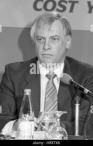 Rt. L'honorable M. Christopher Patten, président du parti conservateur, assiste à une conférence de presse à Londres, Angleterre le 10 avril 1991. Il est plus tard devenu le dernier gouverneur de Hong Kong. Banque D'Images