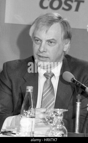 Rt. L'honorable M. Christopher Patten, président du parti conservateur, assiste à une conférence de presse à Londres, Angleterre le 10 avril 1991. Il est plus tard devenu le dernier gouverneur de Hong Kong. Banque D'Images