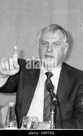 Rt. L'honorable M. Christopher Patten, président du parti conservateur, assiste à une conférence de presse à Londres, Angleterre le 30 juillet 1991. Il est plus tard devenu le dernier gouverneur de Hong Kong. Banque D'Images