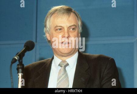 Rt. L'honorable M. Christopher Patten, président du parti conservateur, assiste à une conférence de presse à Londres, Angleterre le 10 avril 1991. Il est plus tard devenu le dernier gouverneur de Hong Kong. Banque D'Images