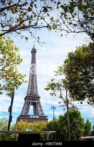 Tour Eiffel encadrée entre les arbres à Paris Banque D'Images