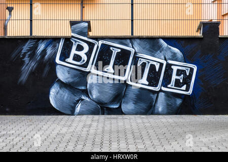 Berlin, Prenzlauer Berg. L'oeuvre murale de l'homme noir à l'extérieur de l'Agence de gestion des talents la morsure en cour de construction Banque D'Images