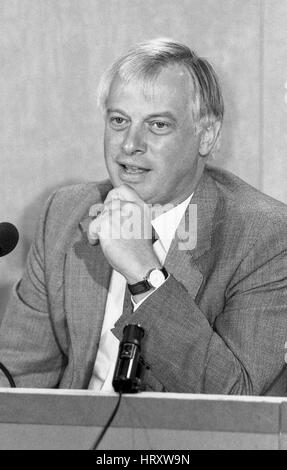 Rt. L'honorable M. Christopher Patten, président du parti conservateur, assiste à une conférence de presse à Londres, Angleterre le 9 septembre 1991. Il est plus tard devenu le dernier gouverneur de Hong Kong. Banque D'Images