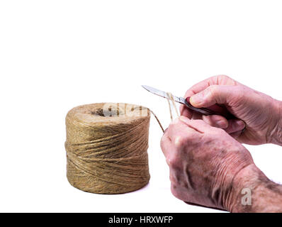 Coupe homme à une longueur de ficelle string.Jardin d'être coupé avec un couteau. Jardin concept. Banque D'Images