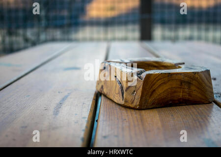 Cendrier en bois sur une table en bois Banque D'Images