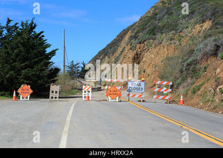 La Pacific Coast Highway (PCH) route fermée à Ragged Point .California's coastal Highway 1 est temporairement fermée en plusieurs endroits après les tempêtes récentes Banque D'Images