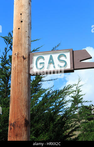 Ancienne affiche de gaz en bois sur un poteau en bois Banque D'Images