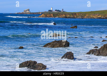 Vue côtière à au nord vers le phare de Piedras Blancas, San Simeon, en Californie Banque D'Images