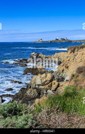 Vue côtière à au nord vers le phare de Piedras Blancas, San Simeon, en Californie Banque D'Images