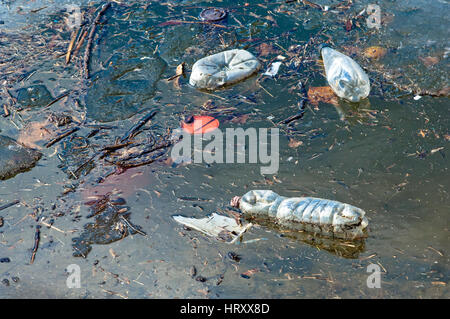 Les déchets, ordures et déchets flottait sur une rivière polluée Banque D'Images