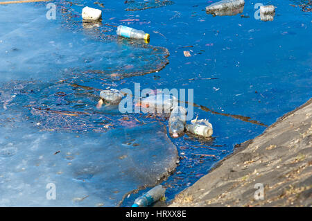 Les déchets, ordures et déchets flottait sur une rivière polluée Banque D'Images