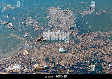 Les déchets, ordures et déchets flottait sur une rivière polluée Banque D'Images