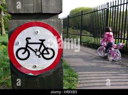 Un cycliste ne tient pas compte de l'inscription Pas de vélo Banque D'Images